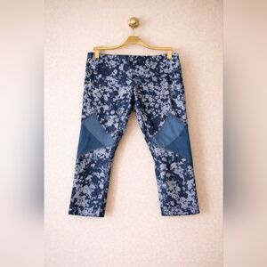 Under Armour Women's Capris in Blue and Gray Pattern